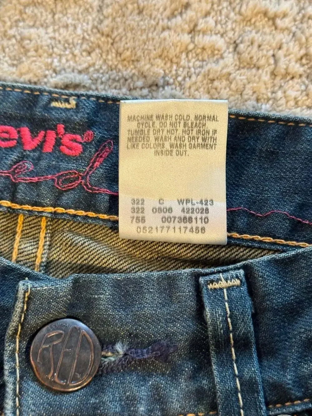 Levis levi red